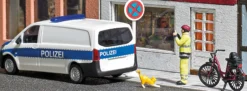 BUSCH 79801 Anzeigenhauptmeister mit Fahrrad + Polizeiauto | Action Set Spur H0