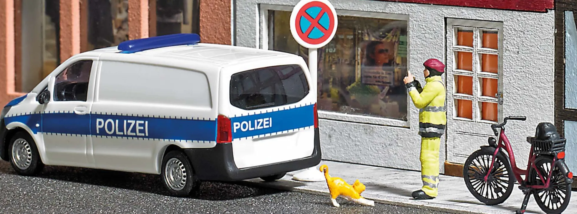 BUSCH 79801 Anzeigenhauptmeister mit Fahrrad + Polizeiauto | Action Set Spur H0
