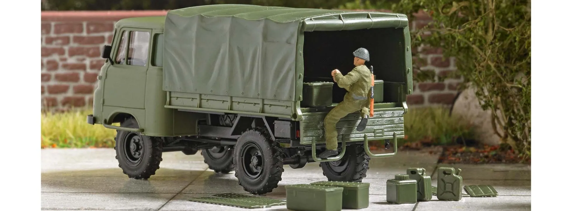 BUSCH 1935 Robur mit NVA-Soldat | Militär Bausatz 1:87