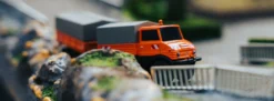 CARSON 500504177 MB Unimog U406 Kommunal mit Anhänger | 2.4GHz | RC Auto 1:87 Spur H0