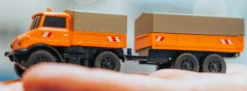CARSON 500504177 MB Unimog U406 Kommunal mit Anhänger | 2.4GHz | RC Auto 1:87 Spur H0