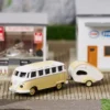 CARSON 500504164 VW T1 Samba mit Wohnwagen | 2.4GHz | RC Auto 1:87 Spur H0