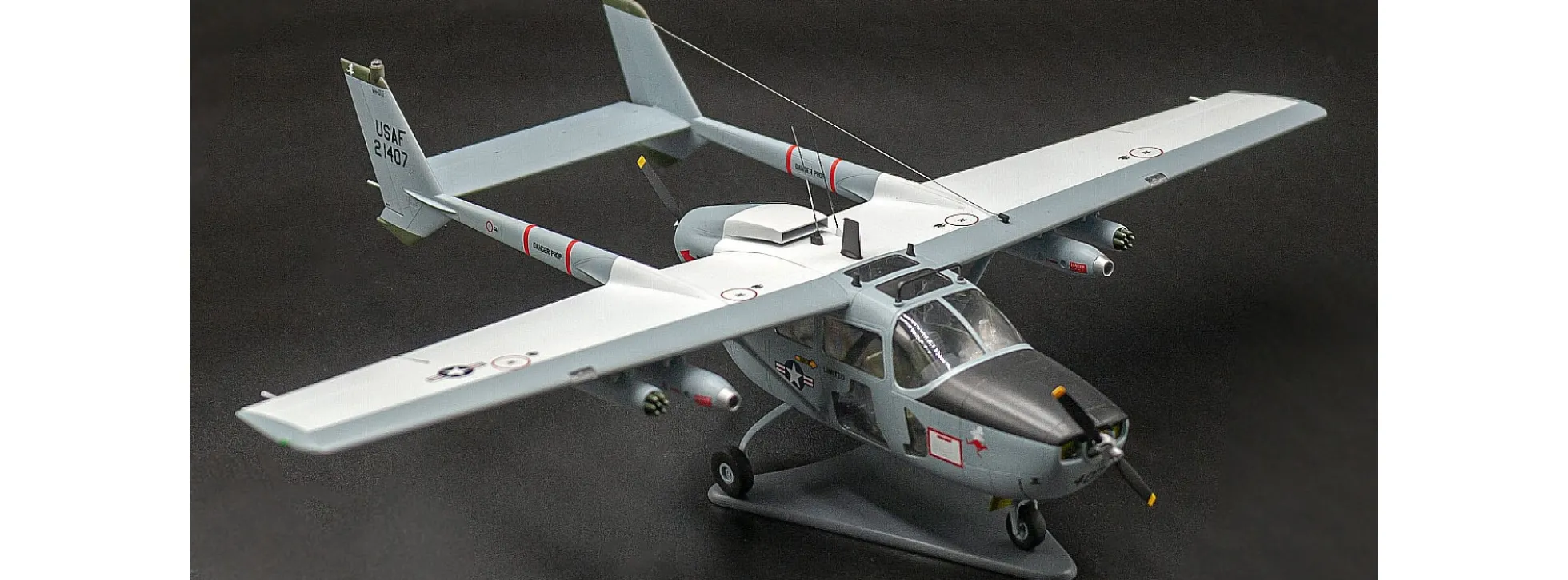 ICM 48290 Cessna O-2A Skymaster Amerikanisches Aufklärungsflugzeug | Flugzeug Bausatz 1:48