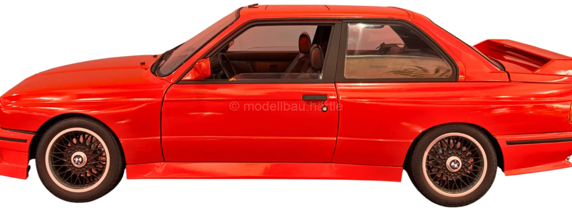 IXO 10126 BMW E30 1987 rot | Lichtfunktion | Metallteile | Premium Auto Bausatz 1:8