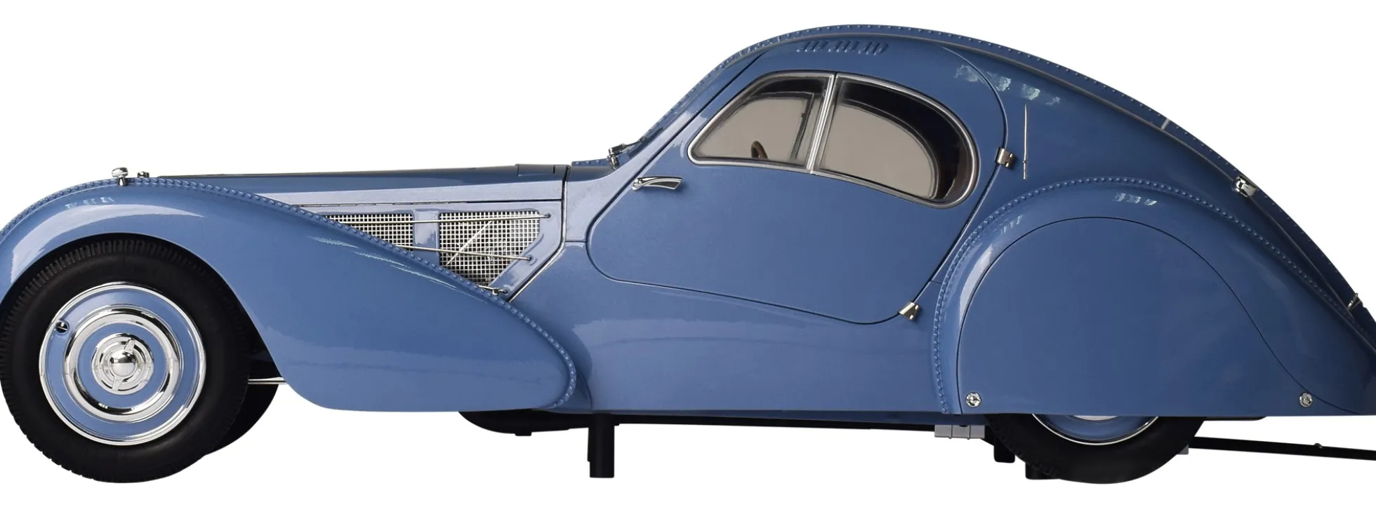 IXO 10108 Bugatti Typ 57 SC Atlantic | Lichtfunktion | mit Metallteilen | Premium Auto Bausatz 1:8