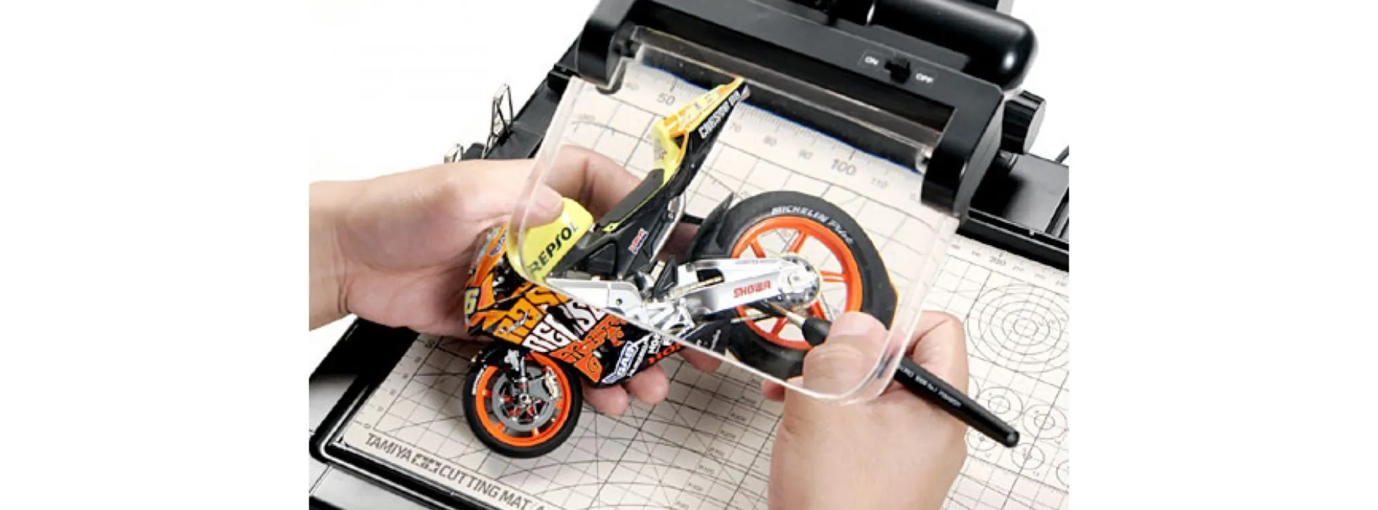 TAMIYA 74064 Arbeitsstation | Vergrößerungsglas Faktor 2x ca. 150 x 100 mm | LED
